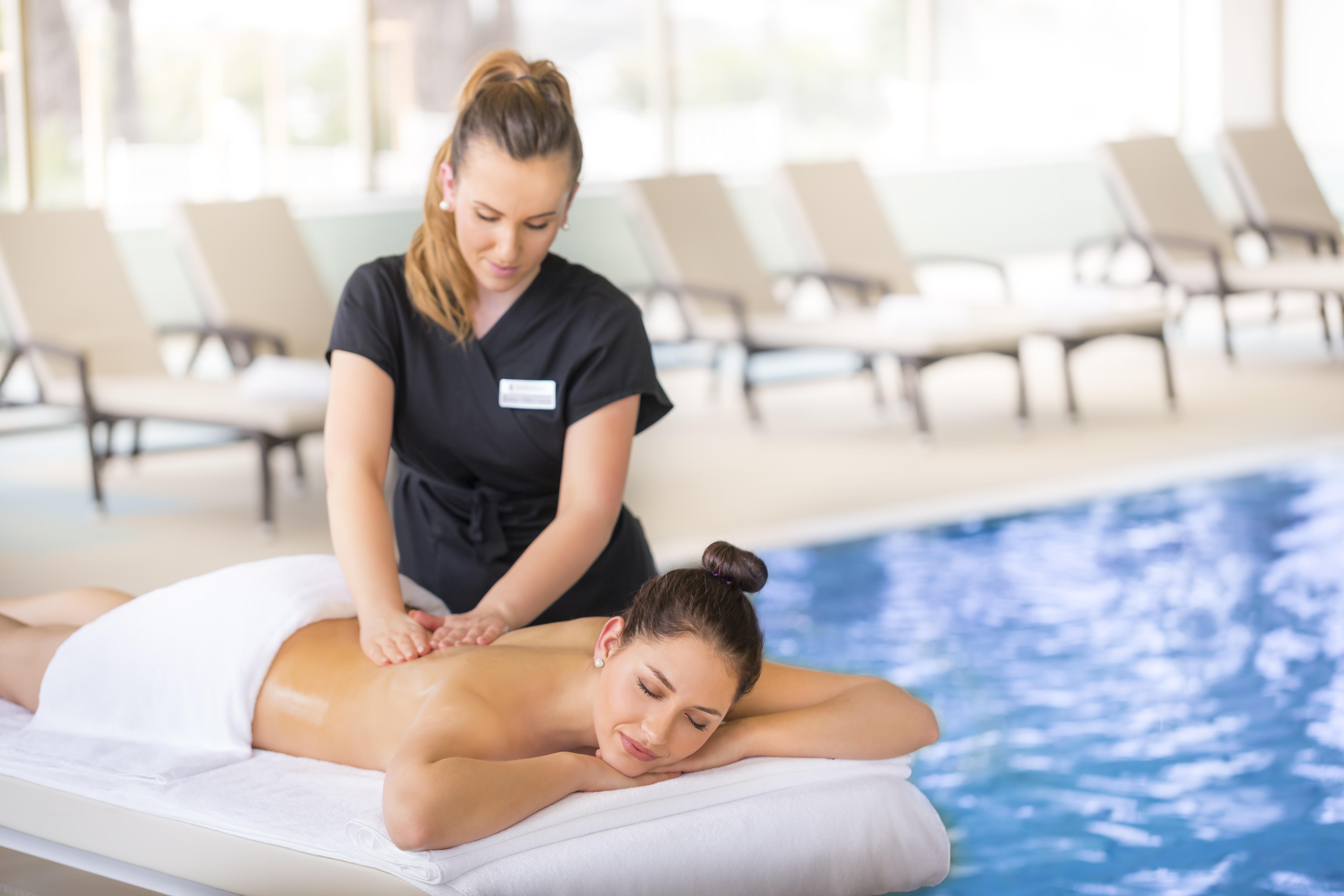 Remisens Hotel Metropol Portorose Esterno foto Massage therapist working on a woman's back