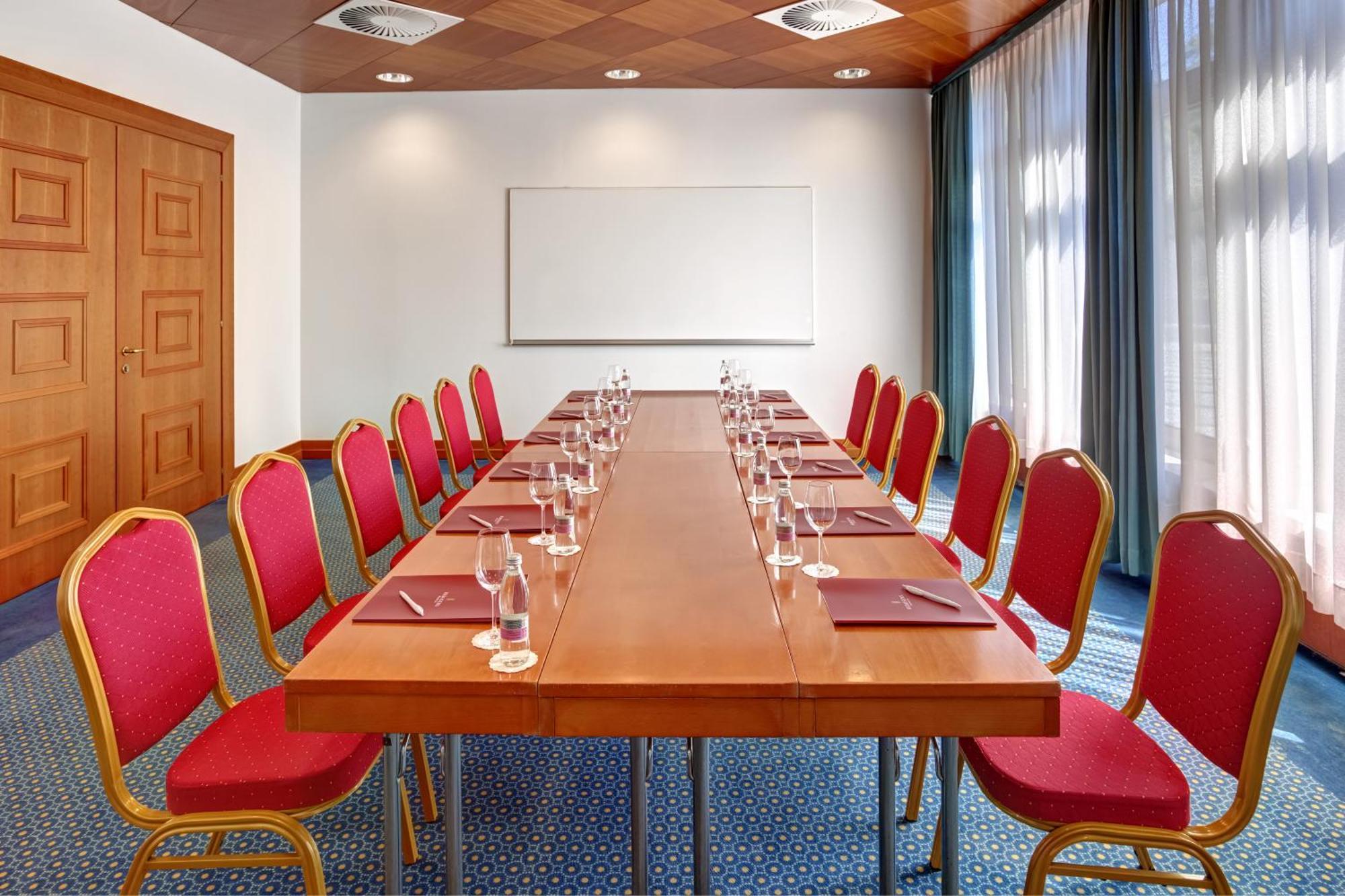 Remisens Hotel Metropol Portorose Esterno foto A typical boardroom